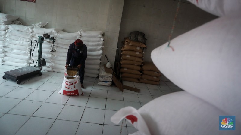 Harga dolar Amerika Serikat (AS) membuat harga kedelai impor, yang sebelumnya sekitar Rp 700 ribu per kuintal, kini naik hingga Rp 1,2 juta per kuintal. (CNBC Indonesia/Faisal Rahman)