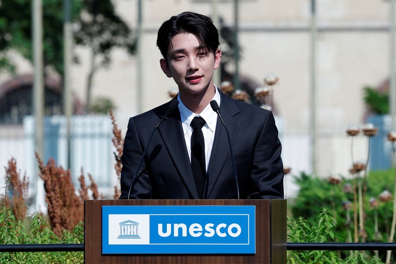 Direktur Jenderal UNESCO Audrey Azoulay dan anggota boy band Korea Selatan SEVENTEEN berpose tiba untuk menghadiri sesi pemotretan sebelum upacara pencalonan mereka sebagai Duta Besar Pemuda di kantor pusat UNESCO di Paris, Prancis, 26 Juni 2024. Direktur Jenderal UNESCO Audrey Azoulay dan anggota boy band Korea Selatan SEVENTEEN berpose tiba untuk menghadiri sesi pemotretan sebelum upacara pencalonan mereka sebagai Duta Besar Pemuda di kantor pusat UNESCO di Paris, Prancis, 26 Juni 2024. (REUTERS/Gonzalo Fuentes)