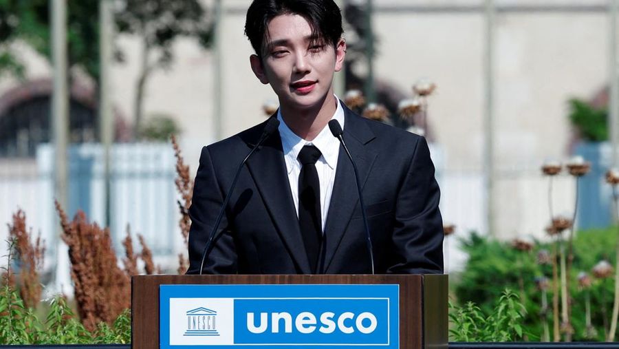 Direktur Jenderal UNESCO Audrey Azoulay dan anggota boy band Korea Selatan SEVENTEEN berpose tiba untuk menghadiri sesi pemotretan sebelum upacara pencalonan mereka sebagai Duta Besar Pemuda di kantor pusat UNESCO di Paris, Prancis, 26 Juni 2024. (REUTERS/Gonzalo Fuentes)