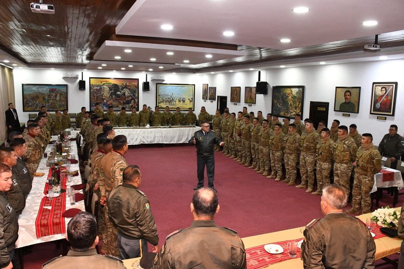 Anggota militer Bolivia berkumpul di samping kendaraan militer ketika Presiden Luis Arce Anggota militer Bolivia berkumpul di samping kendaraan militer ketika Presiden Luis Arce
