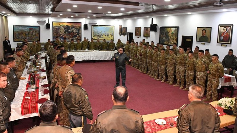 Anggota militer Bolivia berkumpul di samping kendaraan militer ketika Presiden Luis Arce 