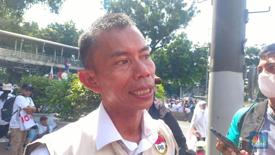 Ketua Umum Indonesia Pengusaha Konveksi Berkarya (IPKB) Nandi Herdiaman saat ditemui awak media di Patung Kuda, Jakarta, Kamis (27/6/2024). (CNBC Indonesia/Martyasari Rizky)