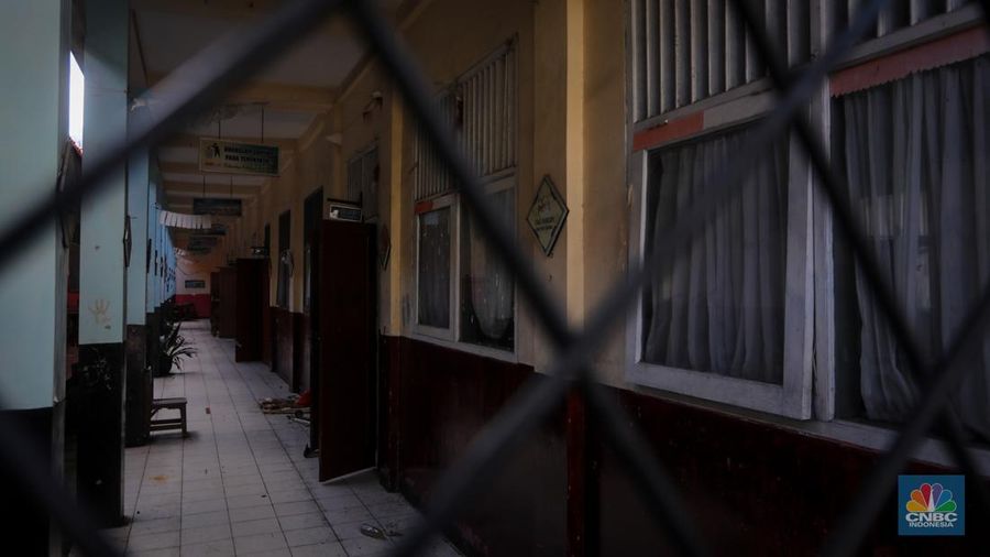 Kondisi SDN Pondok Cina (Pocin) 01 yang terbengkalai di Jalan Margonda, Kota Depok, Jawa Barat, Kamis (27/6/2024). (CNBC Indonesia/Faisal Rahman)