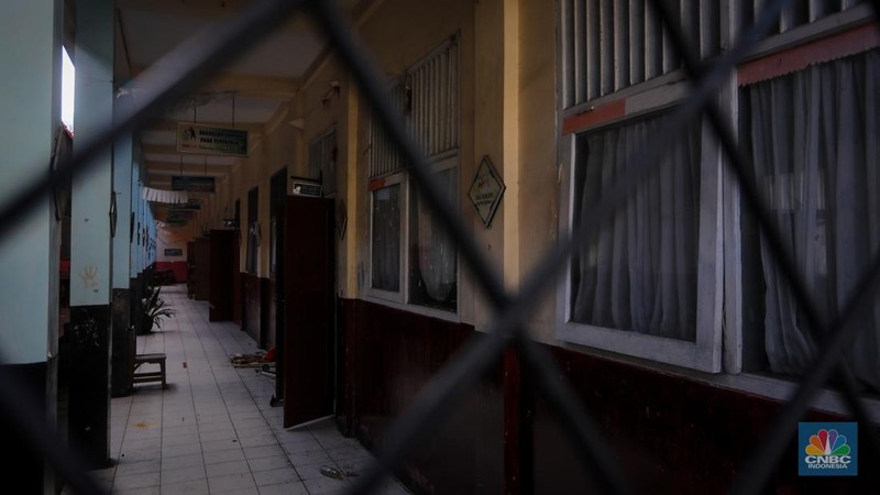 Kondisi SDN Pondok Cina (Pocin) 01 yang terbengkalai di Jalan Margonda, Kota Depok, Jawa Barat, Kamis (27/6/2024). (CNBC Indonesia/Faisal Rahman)