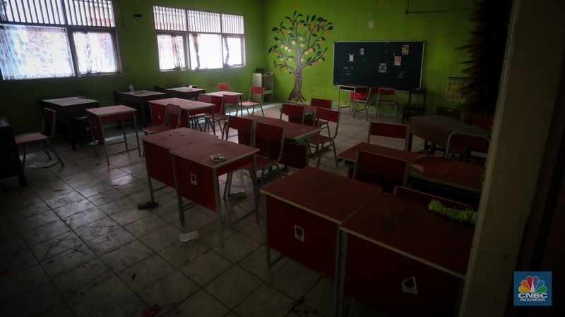 Kondisi SDN Pondok Cina (Pocin) 01 yang terbengkalai di Jalan Margonda, Kota Depok, Jawa Barat, Kamis (27/6/2024). (CNBC Indonesia/Faisal Rahman)