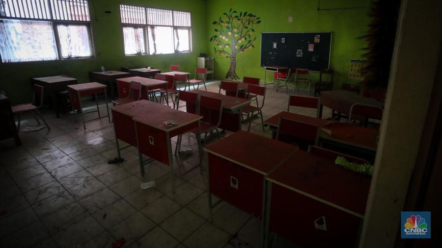 Kondisi SDN Pondok Cina (Pocin) 01 yang terbengkalai di Jalan Margonda, Kota Depok, Jawa Barat, Kamis (27/6/2024). (CNBC Indonesia/Faisal Rahman)