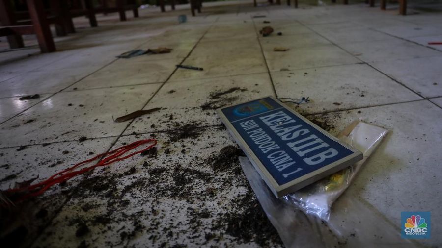 Kondisi SDN Pondok Cina (Pocin) 01 yang terbengkalai di Jalan Margonda, Kota Depok, Jawa Barat, Kamis (27/6/2024). (CNBC Indonesia/Faisal Rahman)