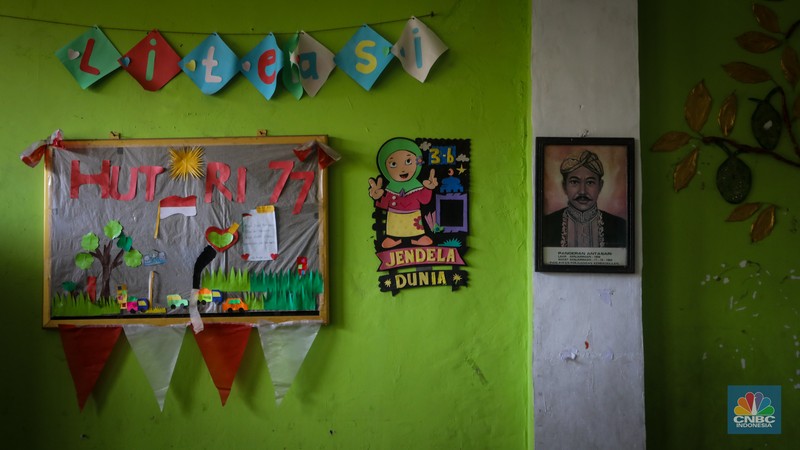 Kondisi SDN Pondok Cina (Pocin) 01 yang terbengkalai di Jalan Margonda, Kota Depok, Jawa Barat, Kamis (27/6/2024). (CNBC Indonesia/Faisal Rahman)