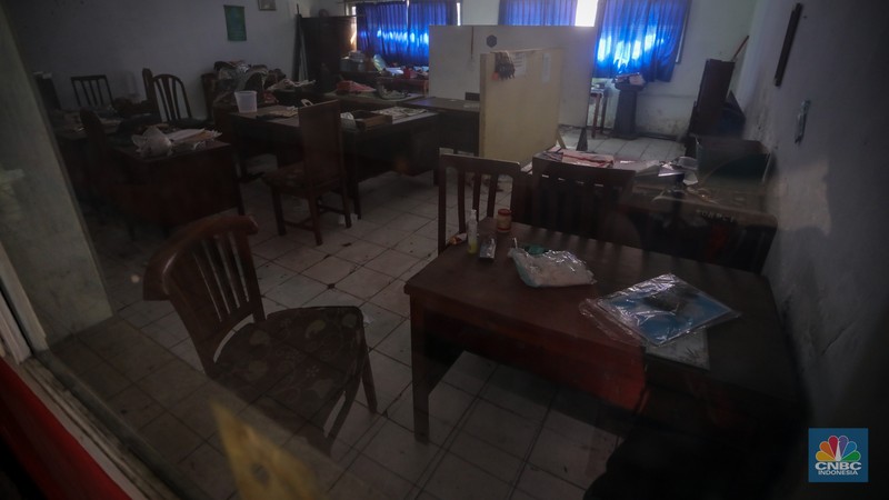 Kondisi SDN Pondok Cina (Pocin) 01 yang terbengkalai di Jalan Margonda, Kota Depok, Jawa Barat, Kamis (27/6/2024). (CNBC Indonesia/Faisal Rahman)