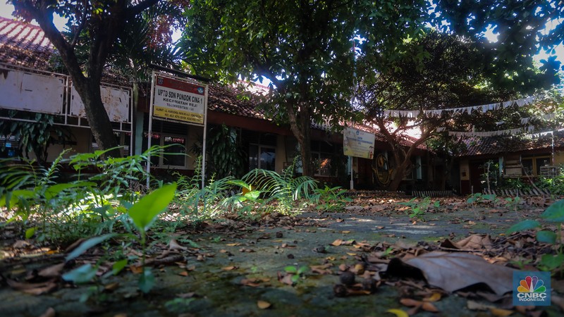 Kondisi SDN Pondok Cina (Pocin) 01 yang terbengkalai di Jalan Margonda, Kota Depok, Jawa Barat, Kamis (27/6/2024). (CNBC Indonesia/Faisal Rahman)