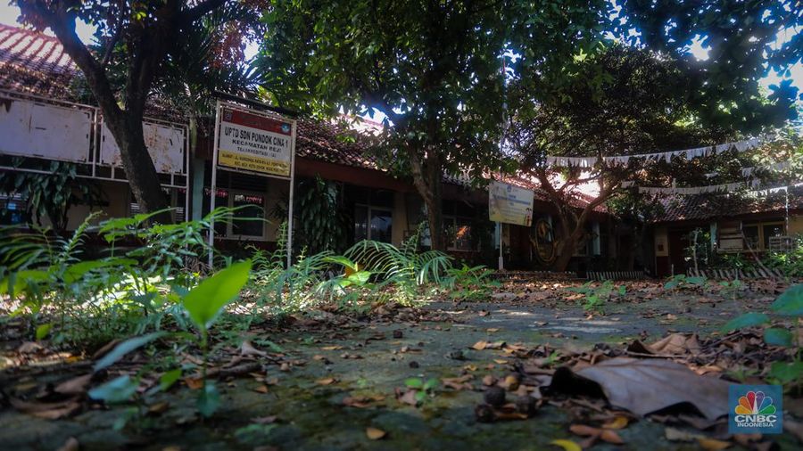 Kondisi SDN Pondok Cina (Pocin) 01 yang terbengkalai di Jalan Margonda, Kota Depok, Jawa Barat, Kamis (27/6/2024). (CNBC Indonesia/Faisal Rahman)