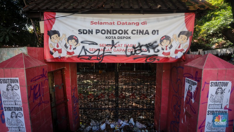 Kondisi SDN Pondok Cina (Pocin) 01 yang terbengkalai di Jalan Margonda, Kota Depok, Jawa Barat, Kamis (27/6/2024). (CNBC Indonesia/Faisal Rahman)