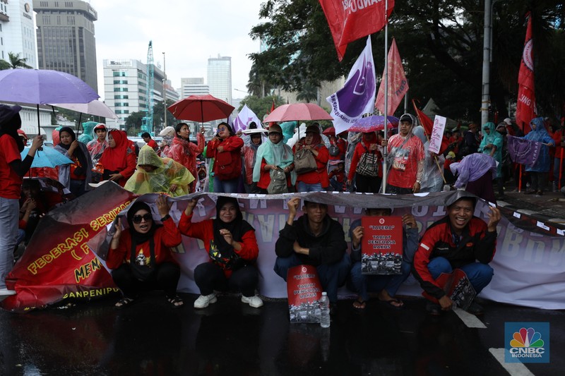 Massa buruh memadati kawasan Patung Kuda, Jakarta Pusat, untuk menggelar demonstrasi menolak kebijakan Tabungan Perumahan Rakyat (Tapera), Kamis (27/6/2024). Massa buruh memadati kawasan Patung Kuda, Jakarta Pusat, untuk menggelar demonstrasi menolak kebijakan Tabungan Perumahan Rakyat (Tapera), Kamis (27/6/2024). (CNBC Indonesia/Tri Susilo)