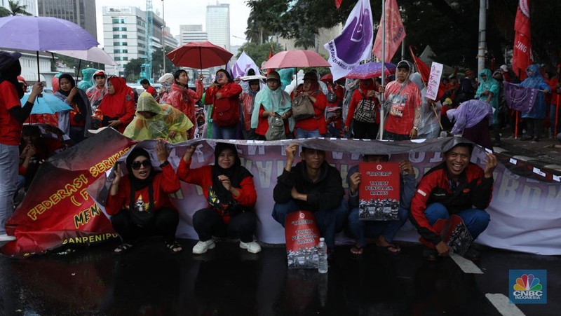 Massa buruh memadati kawasan Patung Kuda, Jakarta Pusat, untuk menggelar demonstrasi menolak kebijakan Tabungan Perumahan Rakyat (Tapera), Kamis (27/6/2024). (CNBC Indonesia/Tri Susilo)