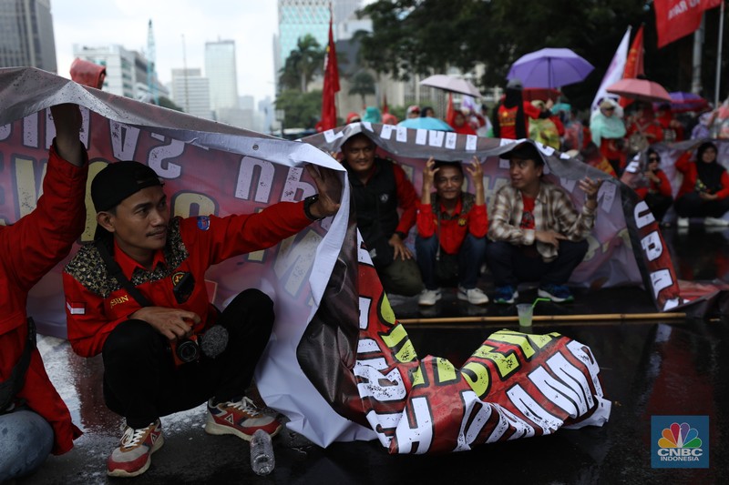 Massa buruh memadati kawasan Patung Kuda, Jakarta Pusat, untuk menggelar demonstrasi menolak kebijakan Tabungan Perumahan Rakyat (Tapera), Kamis (27/6/2024). Massa buruh memadati kawasan Patung Kuda, Jakarta Pusat, untuk menggelar demonstrasi menolak kebijakan Tabungan Perumahan Rakyat (Tapera), Kamis (27/6/2024). (CNBC Indonesia/Tri Susilo)