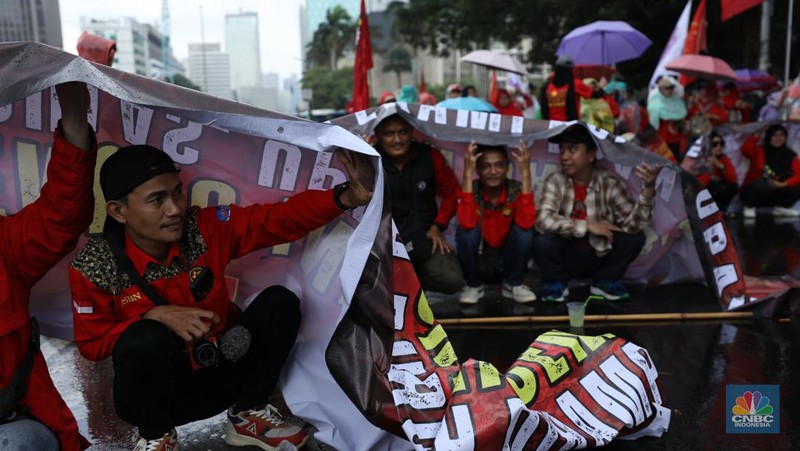 Massa buruh memadati kawasan Patung Kuda, Jakarta Pusat, untuk menggelar demonstrasi menolak kebijakan Tabungan Perumahan Rakyat (Tapera), Kamis (27/6/2024). (CNBC Indonesia/Tri Susilo)