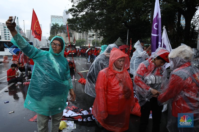 Massa buruh memadati kawasan Patung Kuda, Jakarta Pusat, untuk menggelar demonstrasi menolak kebijakan Tabungan Perumahan Rakyat (Tapera), Kamis (27/6/2024). Massa buruh memadati kawasan Patung Kuda, Jakarta Pusat, untuk menggelar demonstrasi menolak kebijakan Tabungan Perumahan Rakyat (Tapera), Kamis (27/6/2024). (CNBC Indonesia/Tri Susilo)