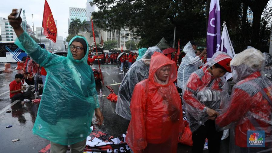 Massa buruh memadati kawasan Patung Kuda, Jakarta Pusat, untuk menggelar demonstrasi menolak kebijakan Tabungan Perumahan Rakyat (Tapera), Kamis (27/6/2024). (CNBC Indonesia/Tri Susilo)