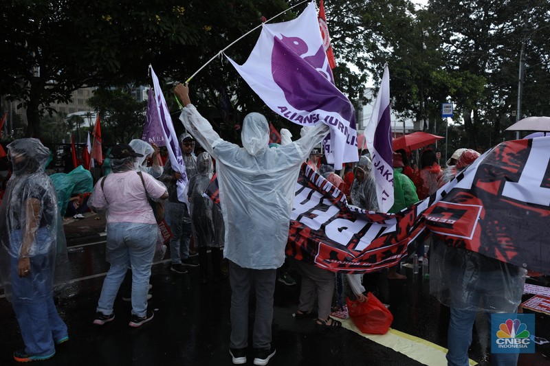 Massa buruh memadati kawasan Patung Kuda, Jakarta Pusat, untuk menggelar demonstrasi menolak kebijakan Tabungan Perumahan Rakyat (Tapera), Kamis (27/6/2024). Massa buruh memadati kawasan Patung Kuda, Jakarta Pusat, untuk menggelar demonstrasi menolak kebijakan Tabungan Perumahan Rakyat (Tapera), Kamis (27/6/2024). (CNBC Indonesia/Tri Susilo)