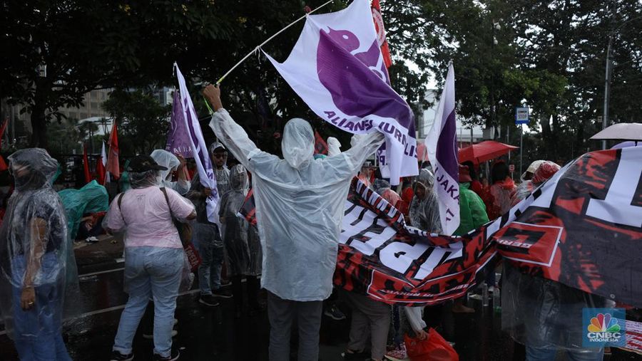 Massa buruh memadati kawasan Patung Kuda, Jakarta Pusat, untuk menggelar demonstrasi menolak kebijakan Tabungan Perumahan Rakyat (Tapera), Kamis (27/6/2024). (CNBC Indonesia/Tri Susilo)