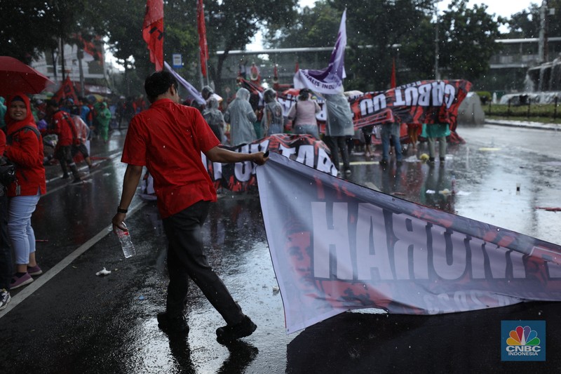 Massa buruh memadati kawasan Patung Kuda, Jakarta Pusat, untuk menggelar demonstrasi menolak kebijakan Tabungan Perumahan Rakyat (Tapera), Kamis (27/6/2024). Massa buruh memadati kawasan Patung Kuda, Jakarta Pusat, untuk menggelar demonstrasi menolak kebijakan Tabungan Perumahan Rakyat (Tapera), Kamis (27/6/2024). (CNBC Indonesia/Tri Susilo)