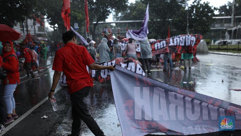 Massa buruh memadati kawasan Patung Kuda, Jakarta Pusat, untuk menggelar demonstrasi menolak kebijakan Tabungan Perumahan Rakyat (Tapera), Kamis (27/6/2024). (CNBC Indonesia/Tri Susilo)
