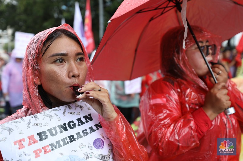 Massa buruh memadati kawasan Patung Kuda, Jakarta Pusat, untuk menggelar demonstrasi menolak kebijakan Tabungan Perumahan Rakyat (Tapera), Kamis (27/6/2024). Massa buruh memadati kawasan Patung Kuda, Jakarta Pusat, untuk menggelar demonstrasi menolak kebijakan Tabungan Perumahan Rakyat (Tapera), Kamis (27/6/2024). (CNBC Indonesia/Tri Susilo)