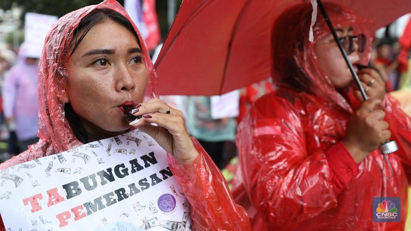 Massa buruh memadati kawasan Patung Kuda, Jakarta Pusat, untuk menggelar demonstrasi menolak kebijakan Tabungan Perumahan Rakyat (Tapera), Kamis (27/6/2024). (CNBC Indonesia/Tri Susilo)