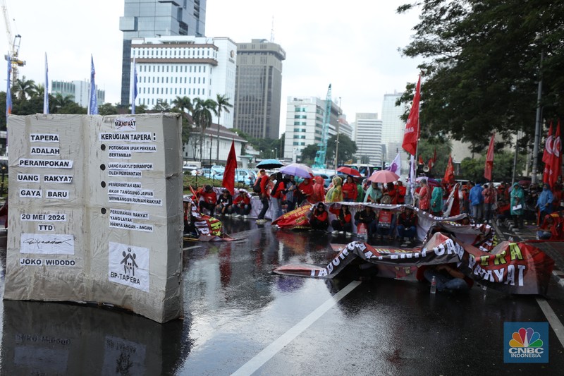 Massa buruh memadati kawasan Patung Kuda, Jakarta Pusat, untuk menggelar demonstrasi menolak kebijakan Tabungan Perumahan Rakyat (Tapera), Kamis (27/6/2024). (CNBC Indonesia/Tri Susilo)