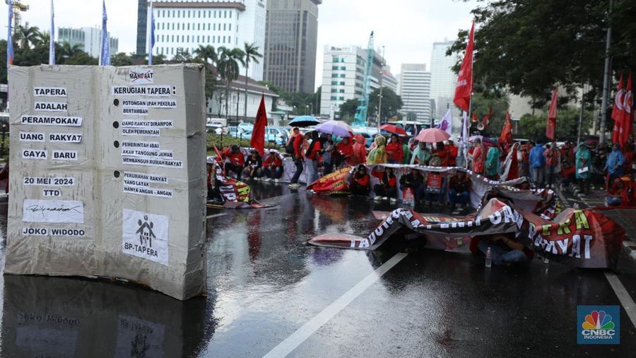 Massa buruh memadati kawasan Patung Kuda, Jakarta Pusat, untuk menggelar demonstrasi menolak kebijakan Tabungan Perumahan Rakyat (Tapera), Kamis (27/6/2024). (CNBC Indonesia/Tri Susilo)