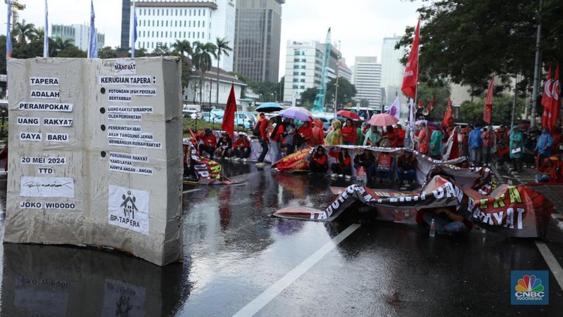 Massa buruh memadati kawasan Patung Kuda, Jakarta Pusat, untuk menggelar demonstrasi menolak kebijakan Tabungan Perumahan Rakyat (Tapera), Kamis (27/6/2024). (CNBC Indonesia/Tri Susilo)