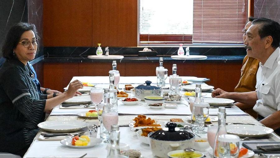Menteri Keuangan (Menkeu), Sri Mulyani Indrawati melakukan makan siang bersama Menko Marves, Luhut Binsar Pandjaitan. (Instagram @smindrawati)