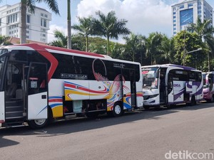 Jukir Resmi-Sopir Bus di Lapangan Banteng Keluhkan Parkir Liar di Istiqlal