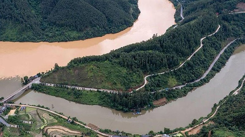 Pemandangan langka muncul di Sungai Duliujiang di Kabupaten Congjiang, Provinsi Yunnan, Tiongkok barat daya, pertemuan air tanpa pencampuran. Kontras warna coklat pekat dan coklat muda yang spektakuler! Hal ini disebabkan karena hujan lebat baru-baru ini. (Instagram @chinaembassy_indonesia)