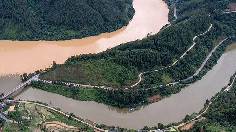 Pemandangan langka muncul di Sungai Duliujiang di Kabupaten Congjiang, Provinsi Yunnan, Tiongkok barat daya, pertemuan air tanpa pencampuran. Kontras warna coklat pekat dan coklat muda yang spektakuler! Hal ini disebabkan karena hujan lebat baru-baru ini. (Instagram @chinaembassy_indonesia)