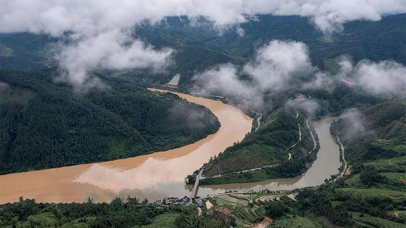 Pemandangan langka muncul di Sungai Duliujiang di Kabupaten Congjiang, Provinsi Yunnan, Tiongkok barat daya, pertemuan air tanpa pencampuran. Kontras warna coklat pekat dan coklat muda yang spektakuler! Hal ini disebabkan karena hujan lebat baru-baru ini. (Instagram @chinaembassy_indonesia)