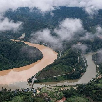 Fenomena Langka! Potret Sungai 2 Warna di China, Ini Penampakannya