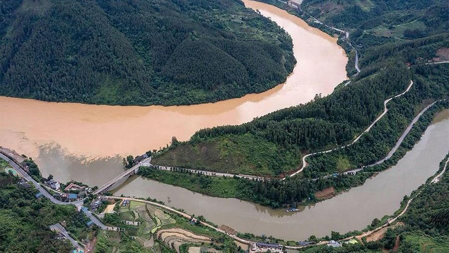 Pemandangan langka muncul di Sungai Duliujiang di Kabupaten Congjiang, Provinsi Yunnan, Tiongkok barat daya, pertemuan air tanpa pencampuran. Kontras warna coklat pekat dan coklat muda yang spektakuler! Hal ini disebabkan karena hujan lebat baru-baru ini. (Instagram @chinaembassy_indonesia)