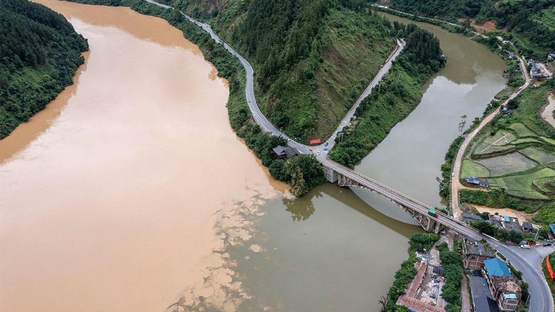 Pemandangan langka muncul di Sungai Duliujiang di Kabupaten Congjiang, Provinsi Yunnan, Tiongkok barat daya, pertemuan air tanpa pencampuran. Kontras warna coklat pekat dan coklat muda yang spektakuler! Hal ini disebabkan karena hujan lebat baru-baru ini. (Instagram @chinaembassy_indonesia)