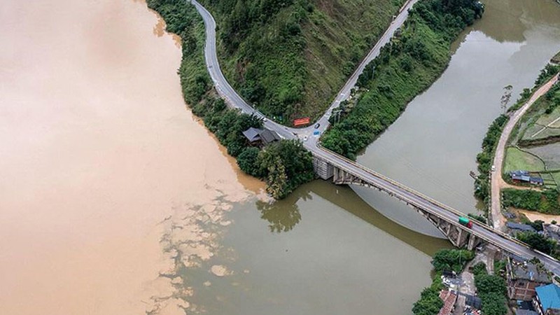 Pemandangan langka muncul di Sungai Duliujiang di Kabupaten Congjiang, Provinsi Yunnan, Tiongkok barat daya, pertemuan air tanpa pencampuran. Kontras warna coklat pekat dan coklat muda yang spektakuler! Hal ini disebabkan karena hujan lebat baru-baru ini. (Instagram @chinaembassy_indonesia)