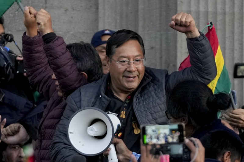 Anggota militer Bolivia berkumpul di samping kendaraan militer ketika Presiden Luis Arce 