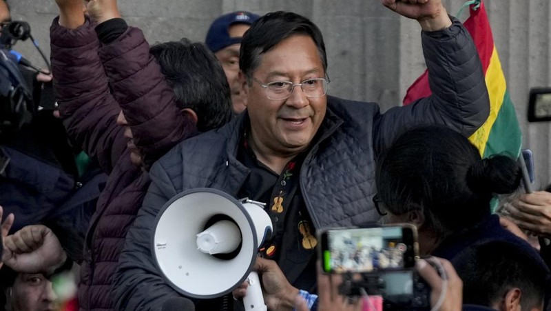 Anggota militer Bolivia berkumpul di samping kendaraan militer ketika Presiden Luis Arce 
