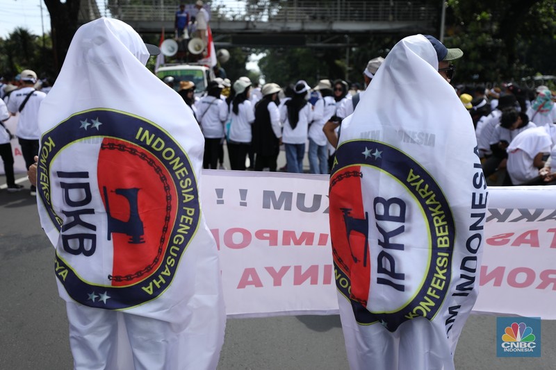 Ratusan buruh tekstil melakukan longmarch dari IRTI menuju Patung Kuda Jakarta, Kamis (27/6/2024). Massa yang tergabung dalam aliansi IKM & Pekerja Tekstil Indonesia menuntut tanggung jawab atas badai pemutusan hubungan kerja (PHK) di sejumlah industri tekstil dan produk tekstil (TPT) yang marak belakangan ini. Ratusan buruh tekstil melakukan longmarch dari IRTI menuju Patung Kuda Jakarta, Kamis (27/6/2024). Massa yang tergabung dalam aliansi IKM & Pekerja Tekstil Indonesia menuntut tanggung jawab atas badai pemutusan hubungan kerja (PHK) di sejumlah industri tekstil dan produk tekstil (TPT) yang marak belakangan ini. (CNBC Indonesia/Tri Susilo)