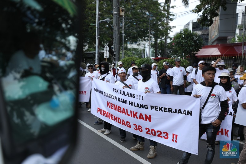Ratusan buruh tekstil melakukan longmarch dari IRTI menuju Patung Kuda Jakarta, Kamis (27/6/2024). Massa yang tergabung dalam aliansi IKM & Pekerja Tekstil Indonesia menuntut tanggung jawab atas badai pemutusan hubungan kerja (PHK) di sejumlah industri tekstil dan produk tekstil (TPT) yang marak belakangan ini. Ratusan buruh tekstil melakukan longmarch dari IRTI menuju Patung Kuda Jakarta, Kamis (27/6/2024). Massa yang tergabung dalam aliansi IKM & Pekerja Tekstil Indonesia menuntut tanggung jawab atas badai pemutusan hubungan kerja (PHK) di sejumlah industri tekstil dan produk tekstil (TPT) yang marak belakangan ini. (CNBC Indonesia/Tri Susilo)
