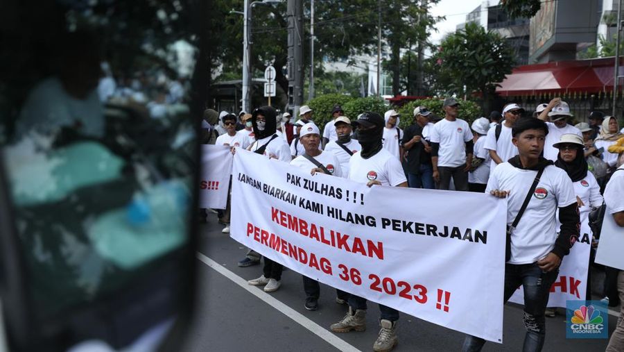 Ratusan buruh tekstil melakukan longmarch dari IRTI menuju Patung Kuda Jakarta, Kamis (27/6/2024). Massa yang tergabung dalam aliansi IKM & Pekerja Tekstil Indonesia menuntut tanggung jawab atas badai pemutusan hubungan kerja (PHK) di sejumlah industri tekstil dan produk tekstil (TPT) yang marak belakangan ini. (վ/Tri Susilo)