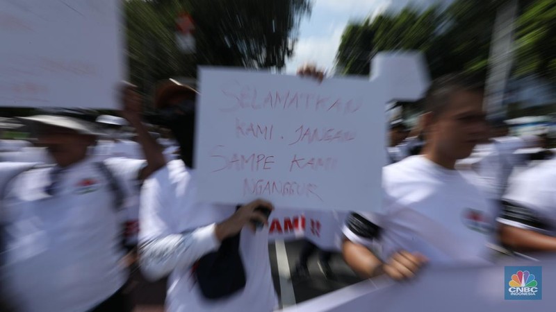 Ratusan buruh tekstil melakukan longmarch dari IRTI menuju Patung Kuda Jakarta, Kamis (27/6/2024). Massa yang tergabung dalam aliansi IKM & Pekerja Tekstil Indonesia menuntut tanggung jawab atas badai pemutusan hubungan kerja (PHK) di sejumlah industri tekstil dan produk tekstil (TPT) yang marak belakangan ini. (CNBC Indonesia/Tri Susilo)