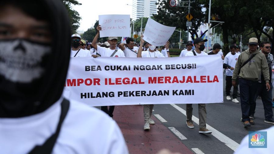 Ratusan buruh tekstil melakukan longmarch dari IRTI menuju Patung Kuda Jakarta, Kamis (27/6/2024). Massa yang tergabung dalam aliansi IKM & Pekerja Tekstil Indonesia menuntut tanggung jawab atas badai pemutusan hubungan kerja (PHK) di sejumlah industri tekstil dan produk tekstil (TPT) yang marak belakangan ini. (CNBC Indonesia/Tri Susilo)
