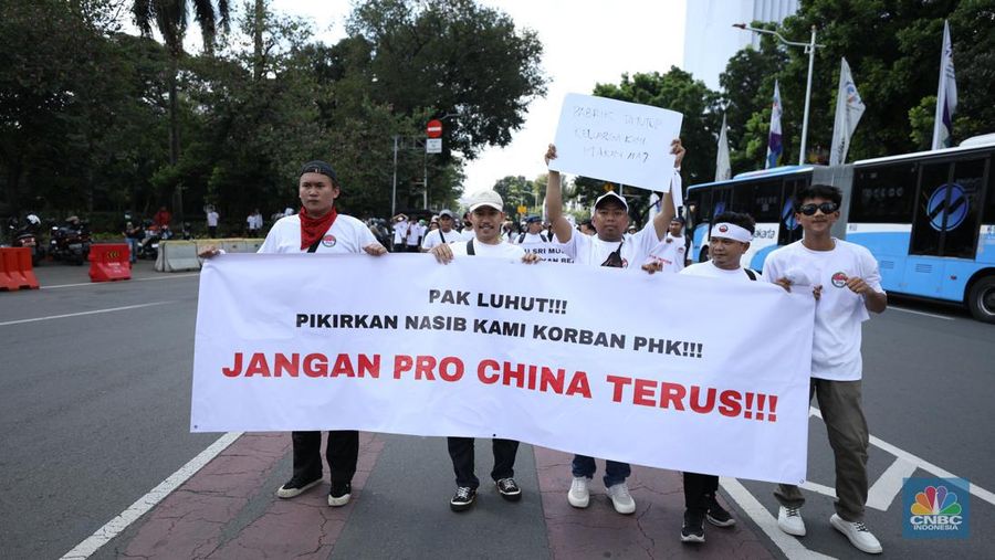 Ratusan buruh tekstil melakukan longmarch dari IRTI menuju Patung Kuda Jakarta, Kamis (27/6/2024). Massa yang tergabung dalam aliansi IKM & Pekerja Tekstil Indonesia menuntut tanggung jawab atas badai pemutusan hubungan kerja (PHK) di sejumlah industri tekstil dan produk tekstil (TPT) yang marak belakangan ini. (CNBC Indonesia/Tri Susilo)