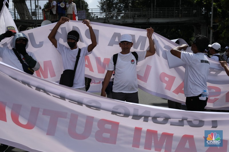 Ratusan buruh tekstil melakukan longmarch dari IRTI menuju Patung Kuda Jakarta, Kamis (27/6/2024). Massa yang tergabung dalam aliansi IKM & Pekerja Tekstil Indonesia menuntut tanggung jawab atas badai pemutusan hubungan kerja (PHK) di sejumlah industri tekstil dan produk tekstil (TPT) yang marak belakangan ini. Ratusan buruh tekstil melakukan longmarch dari IRTI menuju Patung Kuda Jakarta, Kamis (27/6/2024). Massa yang tergabung dalam aliansi IKM & Pekerja Tekstil Indonesia menuntut tanggung jawab atas badai pemutusan hubungan kerja (PHK) di sejumlah industri tekstil dan produk tekstil (TPT) yang marak belakangan ini. (CNBC Indonesia/Tri Susilo)