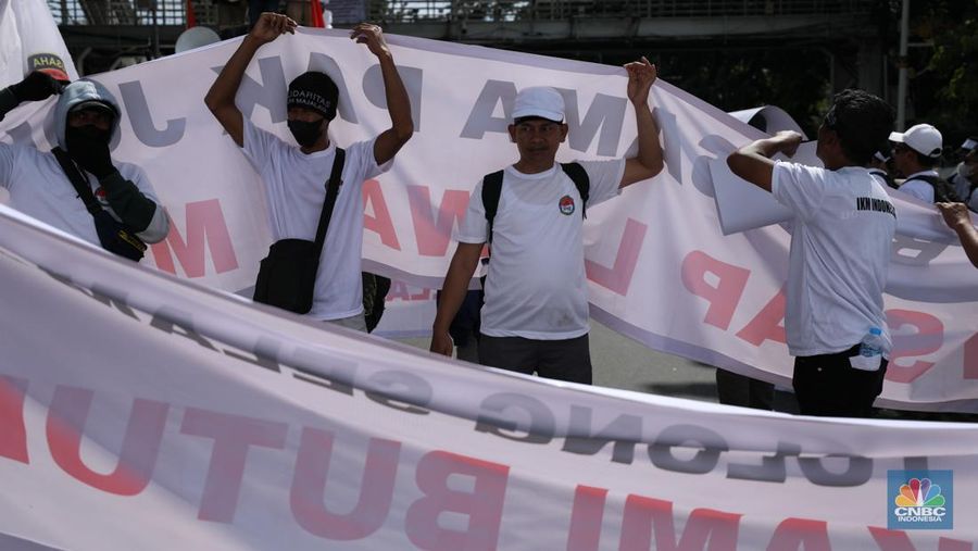 Ratusan buruh tekstil melakukan longmarch dari IRTI menuju Patung Kuda Jakarta, Kamis (27/6/2024). Massa yang tergabung dalam aliansi IKM & Pekerja Tekstil Indonesia menuntut tanggung jawab atas badai pemutusan hubungan kerja (PHK) di sejumlah industri tekstil dan produk tekstil (TPT) yang marak belakangan ini. (CNBC Indonesia/Tri Susilo)